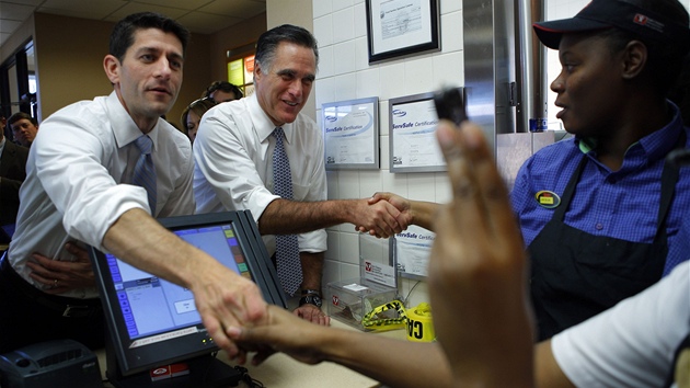 Mezi prostm lidem. Mitt Romney a Paul Ryan si bhem volebnho dne odskoili do fastfoodu v Richmond Heights v Ohiu (6. listopadu 2012)
