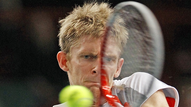 URPUTN BOJ. Kevin Anderson na turnaji srie Masters v Pai, kde se v osmifinle postavil Tomovi Berdychovi.