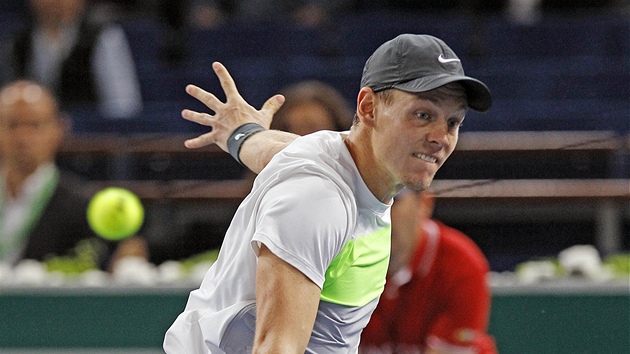 TOHLE MUSM VRTIT. Tom Berdych v souboji s Kevinem Andersonem.