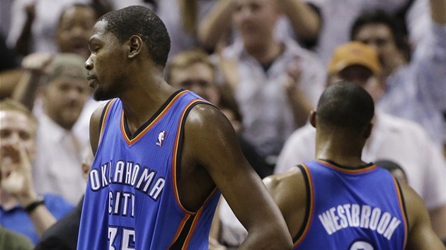 Kevin Durant (vlevo) a Russell Westbrook pot, co Oklahoma prohrla na palubovce San Antonia.