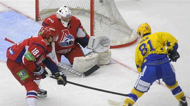 Exhibin hokejov zpas na poest tragicky zesnulho Karla Rachnka mezi celky PSG Zln a Lokomotiv Jaroslavl . Zleva Sami Lepisto, a brank Vitalij Kolesnik z Jaroslavle a Petr Holk ze Zlna. 