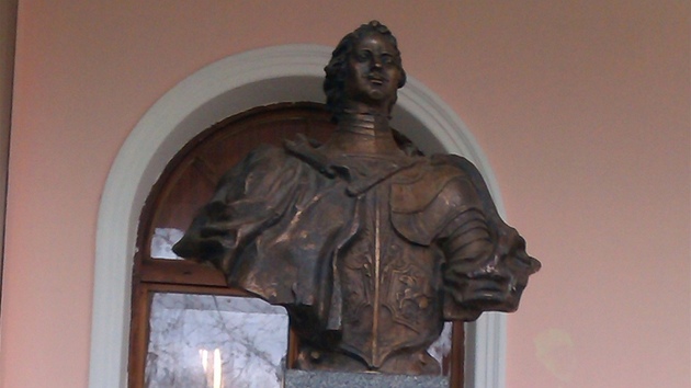 Bronzov busta Petra Velikho stoj z bezpenostnch dvod u vstupu do Csaskch lzn, kde je pod stlm dohledem sluby.