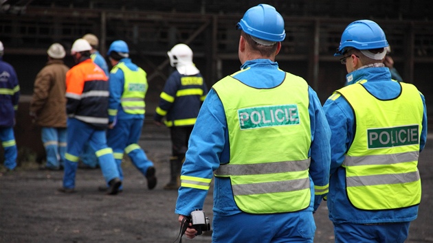 Policist pi vyetovn okolnost vbuchu v huti ArcelorMittal Ostrava. (7.11.2012)
