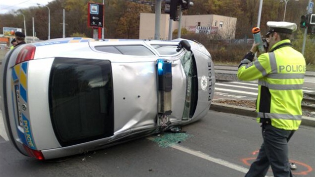 Nehoda policejnho auta na Plzensk ulici v Praze.