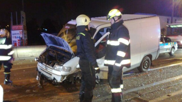Nehoda vozu policie a dodvky na Chodovsk ulici v Praze.