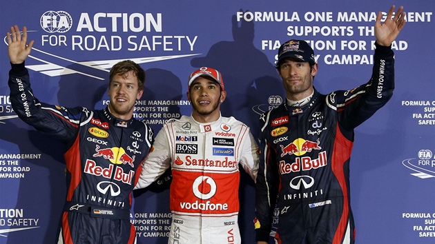 TI NEJRYCHLEJ. Kvalifikaci na Velkou cenu Ab Zab ovldl Lewis Hamilton (uprosted) ped Markem Webberem (vpravo) a Sebastianem Vettelem.