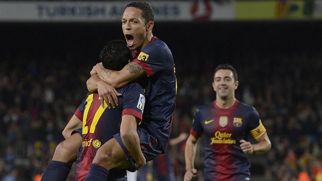 SKRUJC OBRNCE. Fotbalist Barcelony se raduj z glu Celt Vigo. Trefil se obrnce Adriano (uprosted).