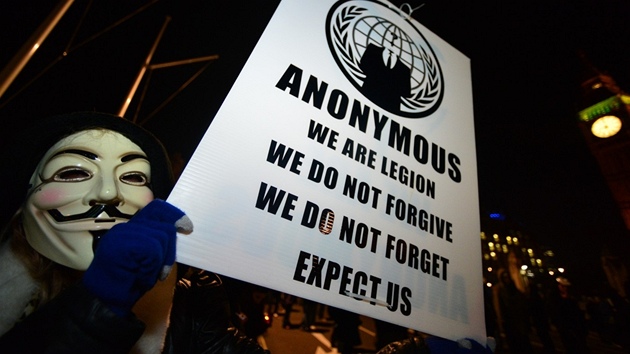 Maska s tv Guye Fawkese se stala znakou hnut 
Anonymous. To nevyhazuje domy do vzduchu, jeho hackei pipomnaj korporacm a vldm, e nejsou vemocn. 