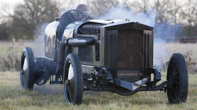 Za volantem Caterhamu 7 R500 Superlight sedl James May. Nebyl z toho prv astn.