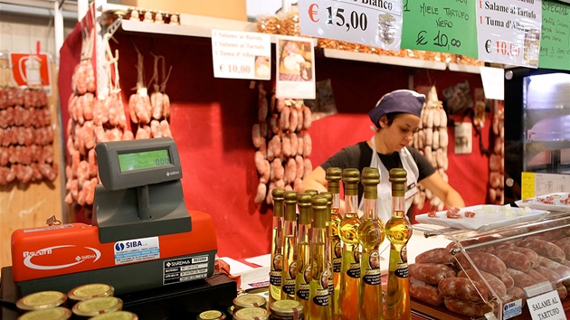 Na lanovm trhu v Alb mete koupit spoustu dalch produkt ochucench lani. Od oleje a tstovin a po lanov sry a salmy