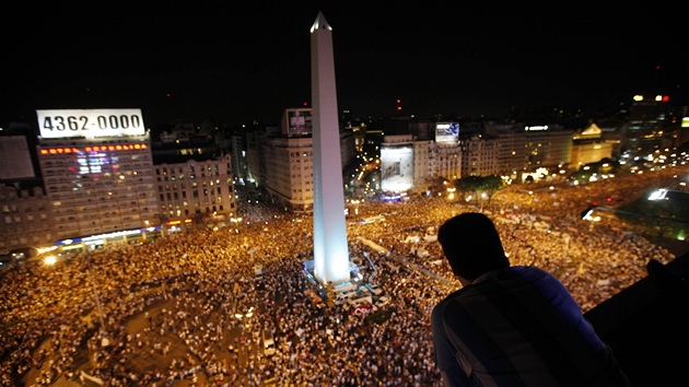 Mu shl z balkona na dav lid, kter se seel v Buenos Aires k protestu proti prezidentce Cristin Fernndezov. Plaza de la Repblica s megalomanskm obeliskem je mstem, kde se tradin Argentinci schzej k demonstracm. (8. listopadu 2012, Argentina)