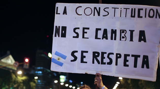 stava se nemn, respektuje se, stlo na transparentu eny protestujc v ulicch Buenos Aires. (8. listopadu 2012)