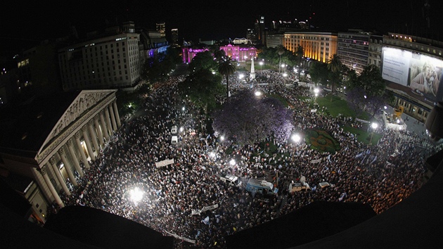 Tisce Argentinc se sely, aby ped prezidentskm palcem, znmm pro svou barvu jako Casa Rosada, demonstrovaly proti prezidentce Fernndezov. (8. listopadu 2012)