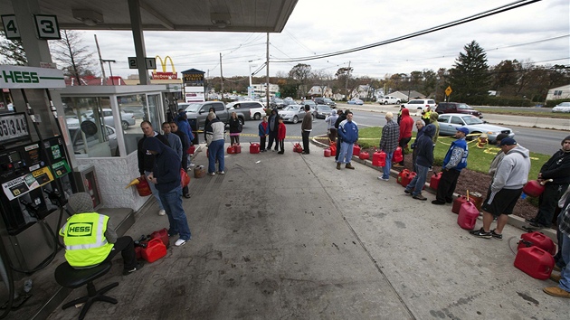 Amerian z New Jersey, kter postihla boue Sandy, ekaj ped erpac stanic v Madison Park na benzn. Ten pouvaj do genertor, jimi si vyrbj elektinu. Benzin ale dochz (31. jna 2012)