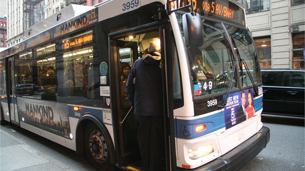 Jako prvn zaaly po boui Sandy jezdit po Manhattanu z veejn dopravy autobusy  (3. listopadu 2012)