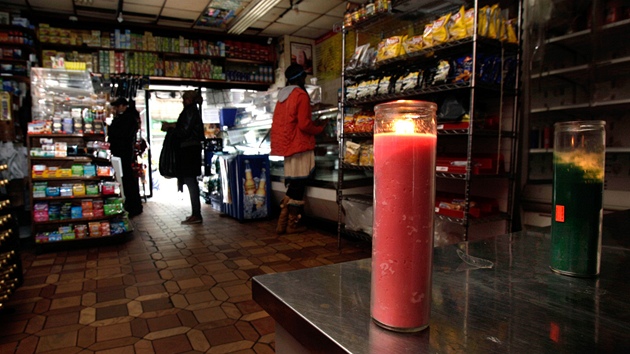 Aby nkter obchody na dolnm Manhattanu mohly zstat oteven, museli uvnit jejich majitel alespo zaplit svky. (31. jna 2012)