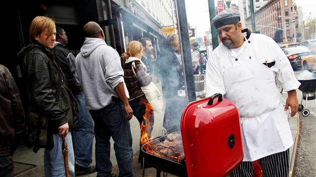 Kucha George Elizalde griluje steaky ped restaurac Old Homestead Steakhouse v New Yorku. (31. jna 2012)