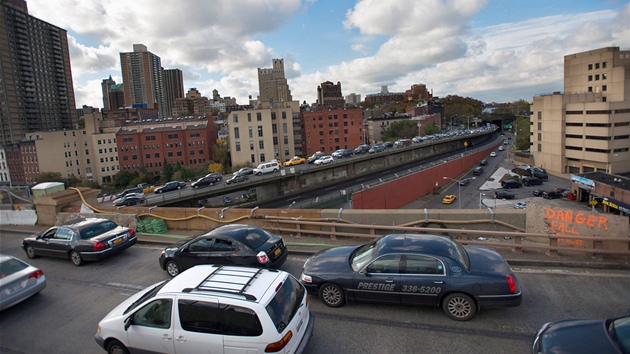 Auta najdjc na Brooklynsk most v New Yorku vytvoila ve vech smrech dopravn zcpu. (31. jna 2012)