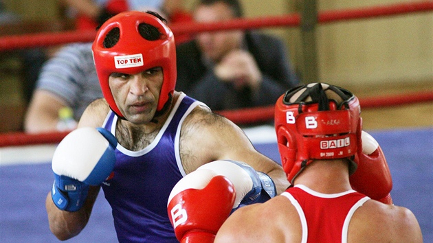 Boxer udovt Plachetka (v modrm) pi utkn 1. ligy mezi Prostjovem a stm nad Labem ve vze do 75 kg (24. z 2006)