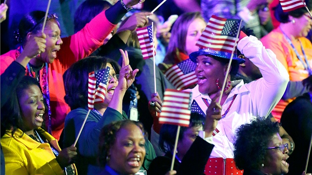 Radost ve volebnm tboe Baracka Obamy v Chicagu. (7. listopadu 2012)