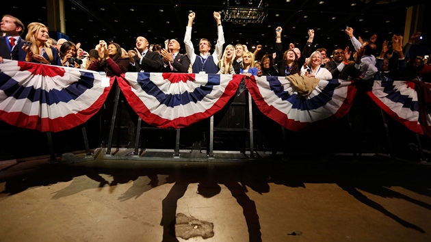 Ve volebním tábu demokrat v Chicagu se slaví vítzství Baracka Obamy. (7.