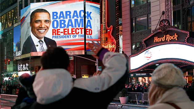 Informace o znovuzvolen Baracka Obamy americkm prezidentem se objevila i na obch obrazovkch na Times Square v New Yorku. (7. listopadu 2012)