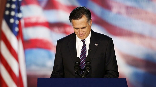 Mitt Romney uznal poráku na pódiu ve volebním tábu republikán v Bostonu. (7.
