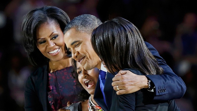 Barack Obama s manelkou a dcerami ped projevem k znovuzvolen prezidentem USA v Chicagu. (7. listopadu 2012)
