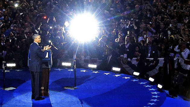 Barack Obama pi projevu ke znovuzvolen prezidentem USA. (7. listopadu 2012)
