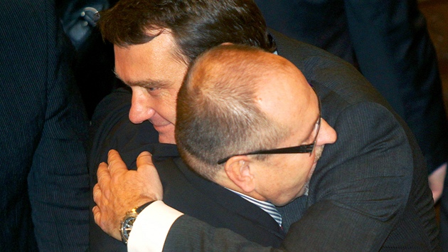 VŘELÉ OBJETÍ. Bývalý poslanec ODS Radim Fiala (vlevo) a Ivan Fuchsa se vítají ve Sněmovně. (7. listopadu 2012)