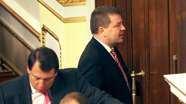 ODCHOD. Poslanec ODS Petr Tluchoř se vzdal poslaneckého mandátu a ještě dopoledne odešel ze Sněmovny. (7. listopadu 2012)