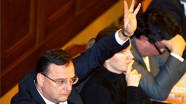 Premiér Petr Nečas při hlasování o vládním daňovém balíčku v Poslanecké sněmovna. (7. listopadu 2012)