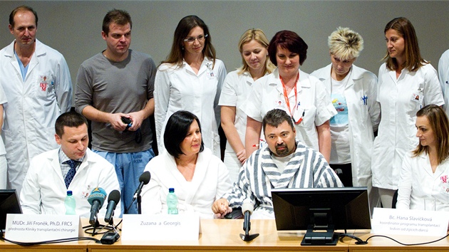 Zuzana a Georgis se celou dobu tiskov konference dreli za ruku. (8. listopadu 2012)

