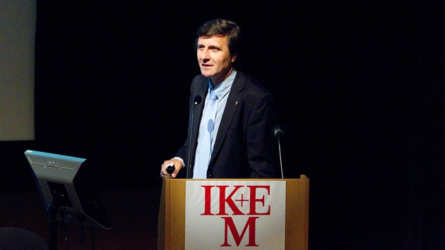 Ředitel IKEM Aleš Herman hovoří při tiskové konferenci k řetězové transplantaci ledvin. (8. listopadu 2012)
