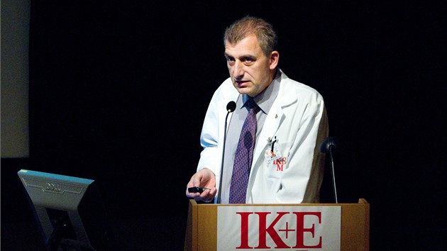 Nmstek pro lebn preventivn pi IKEM Michael elzko hovo pi tiskov konferenci k etzov transplantaci ledvin. (8. listopadu 2012)
