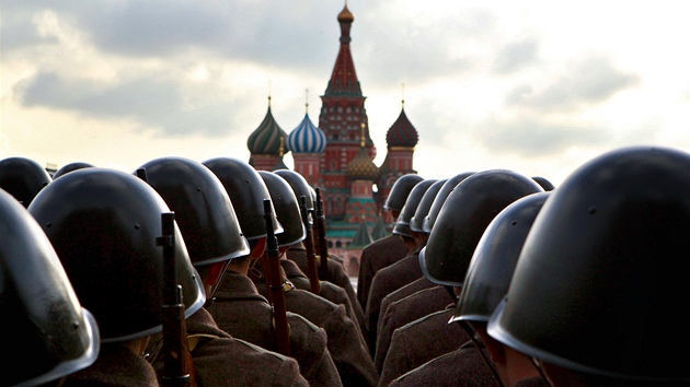 A UR NA FRONTU! Rut vojci se v dobovch uniformch astn vojensk pehldky na Rudm nmsti v Moskv, kter pipomn slavnou pehldku roku 1941 (5. listopadu 2012)