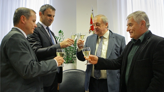 Zleva Jaromír Slíva, Jií Zimola (oba SSD) a komunisté Petr Braný a Václav