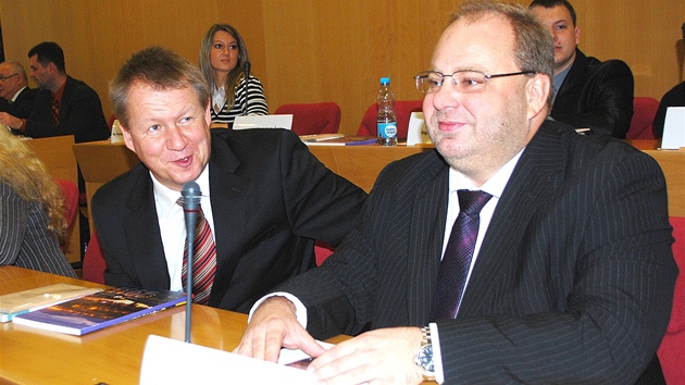 Nov� moravskoslezsk� hejtman Miroslav Nov�k (vpravo) se stranick�m kolegou Svatoplukem N�me�kem na ustavuj�c�m krajsk�m zastupitelstvu (9. listopadu 2012).
