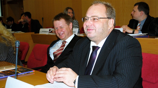 Nov� moravskoslezsk� hejtman Miroslav Nov�k (vpravo) se stranick�m kolegou Svatoplukem N�me�kem na ustavuj�c�m krajsk�m zastupitelstvu (9. listopadu 2012).