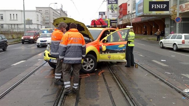 V zchranskm aut se zranili dva lid, cestujc z tramvaje jsou v podku