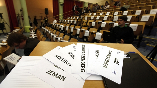 Sl Institutu ekonomickch studi Fakulty socilnch vd Univerzity Karlovy v Praze, kde se kon debata prezidentskch kandidt o evropsk vizi (8. listopadu 2012)