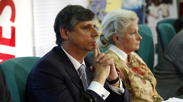Jan Fischer a Zuzana Roithová - debata prezidentských kandidátů o evropské vizi v sále FSV UK v Praze (8. listopadu 2012)