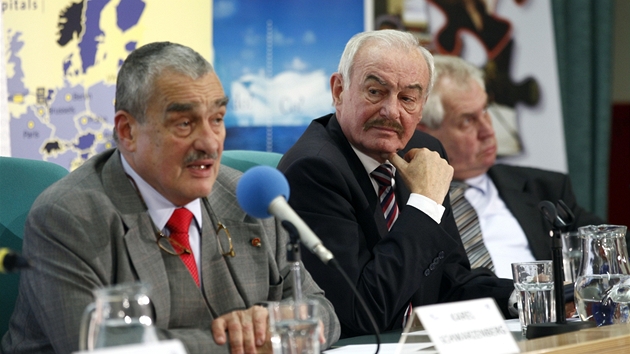 Karel Schwarzenberg, Přemysl Sobotka a Miloš Zeman - debata prezidentských kandidátů o evropské vizi v sále FSV UK v Praze (8. listopadu 2012)