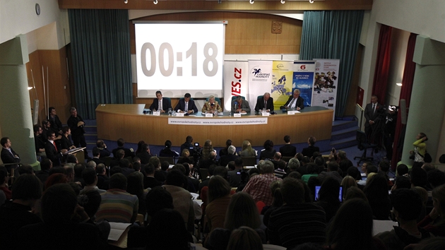 Debata prezidentských kandidátů o evropské vizi v sále FSV UK v Praze (8. listopadu 2012)