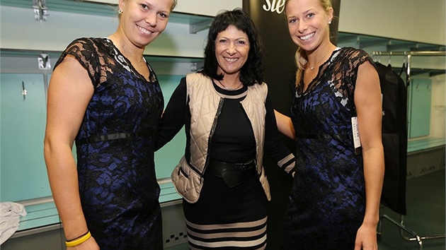 ELEGANTN DEBLISTKY. Lucie Hradeck a Andrea Hlavkov s fkou firmy Steilmann Anou Motlkovou.