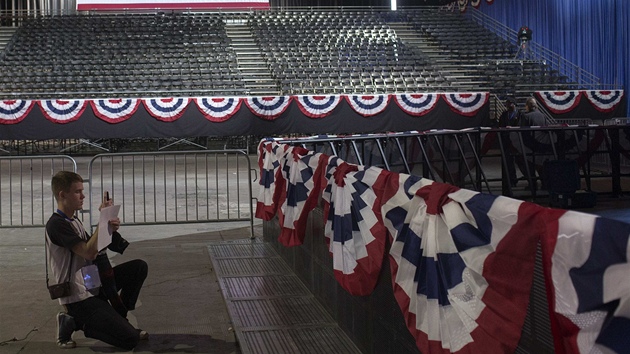 Dlnk pipravuje podium pro projev Baracka Obamy v Chicagu. (6. listopadu 2012)