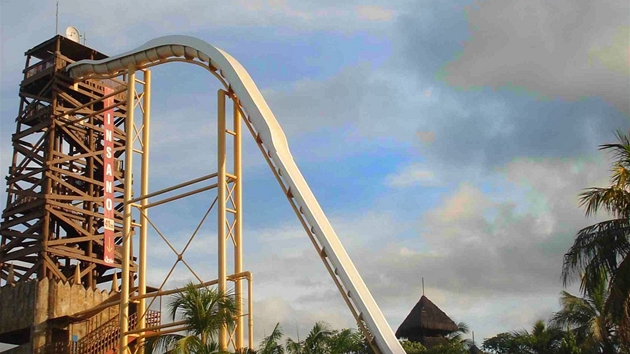 Nejvy vodn skluzavka svta Insano je vysok 41 metr a pedstavuje hlavn atrakci brazilskho zbavnho parku Brazilian beach park nedaleko Fortalezy.