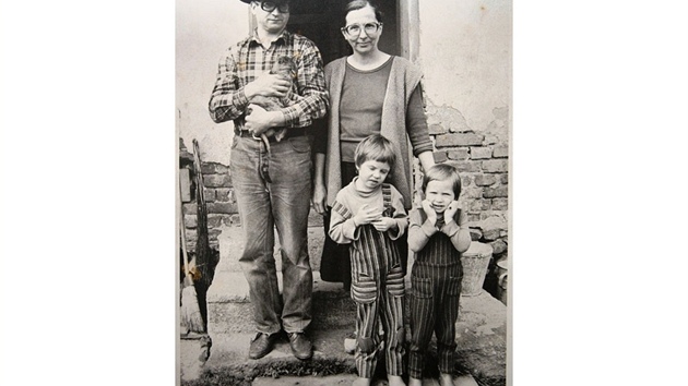 Ivan Martin Jirous s manželkou Julianou a jejich dcerami Františkou a Martou v polovině 80. let ve Staré Říši. Jeden z mála snímků, na kterých je rodina kompletní. Narození a část dětství svých dcer totiž Magor strávil v českých kriminálech. 