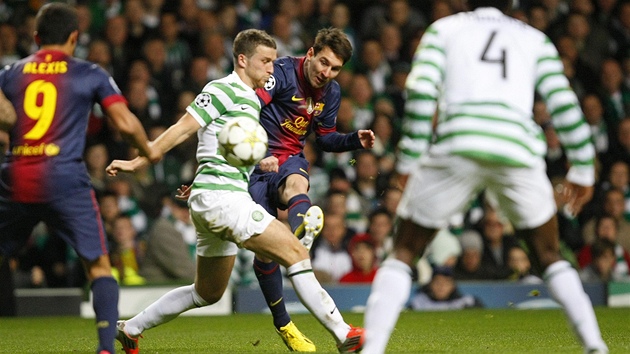 Messi se pokouí prostelit obranu Celtiku Glasgow