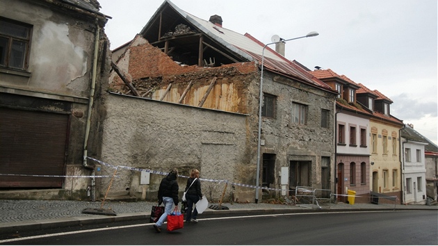 Pi silnm vtru se v Chotboi ztila st domu. ena, kter v nm bydlela, se musela na as odsthovat. Hrozilo i propadnut cel stechy.